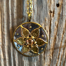 Load image into Gallery viewer, Flower necklace mixed metal
